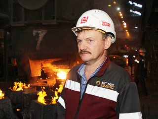 Валерий Карпов - разливщик стали электросталеплавильного цеха.